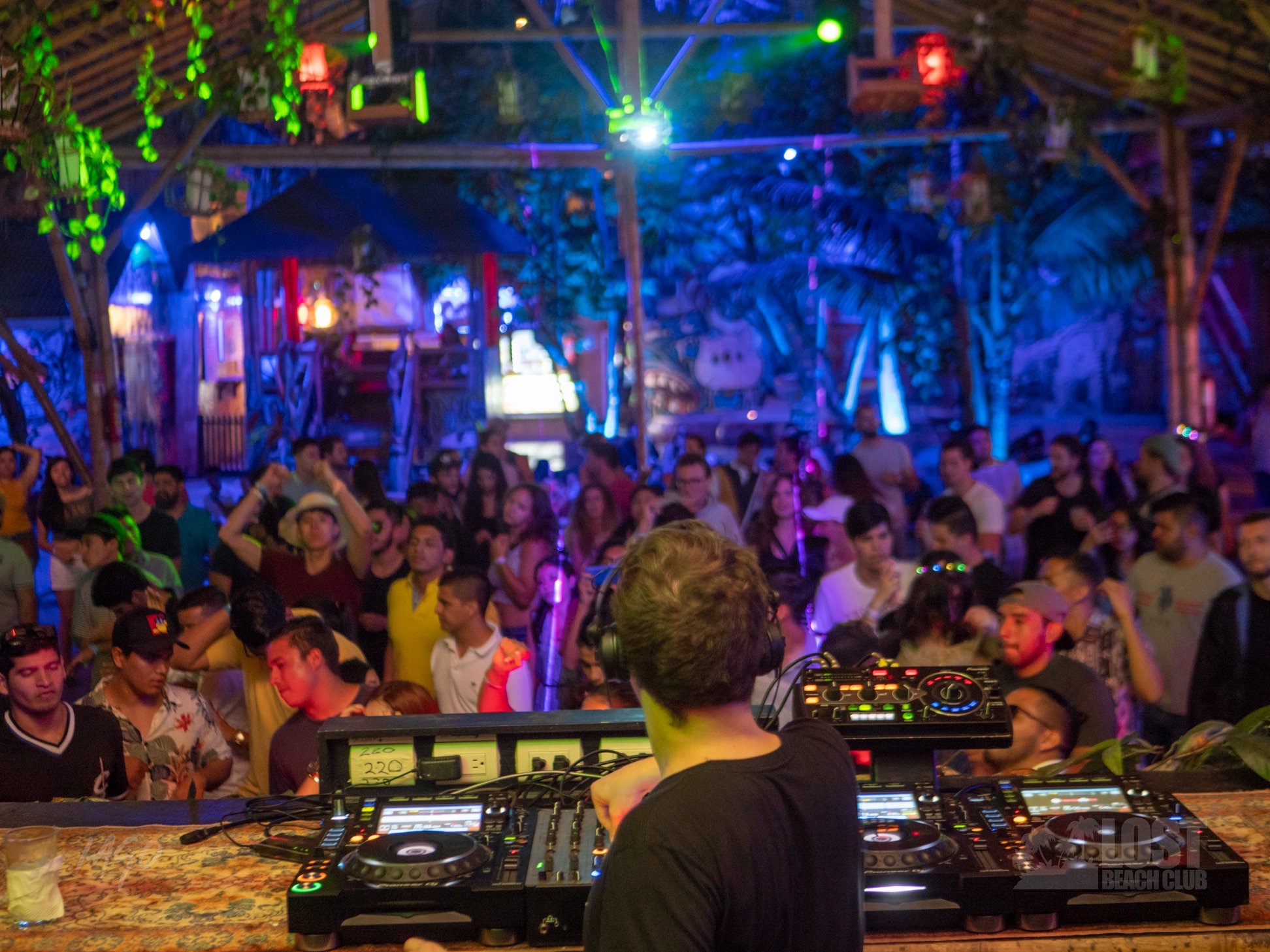 Beach club main floor during a house set